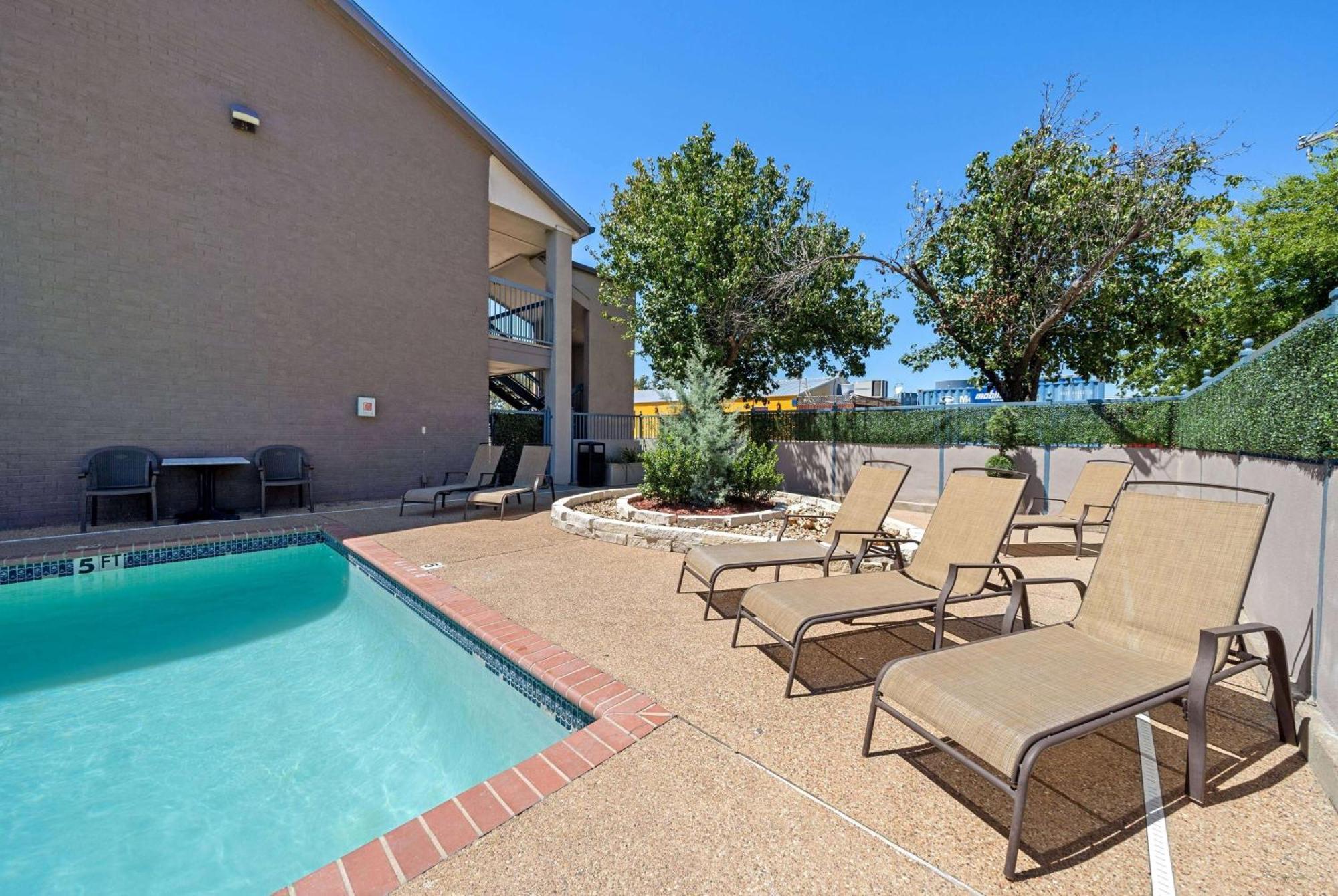 Days Inn By Wyndham Round Rock Esterno foto
