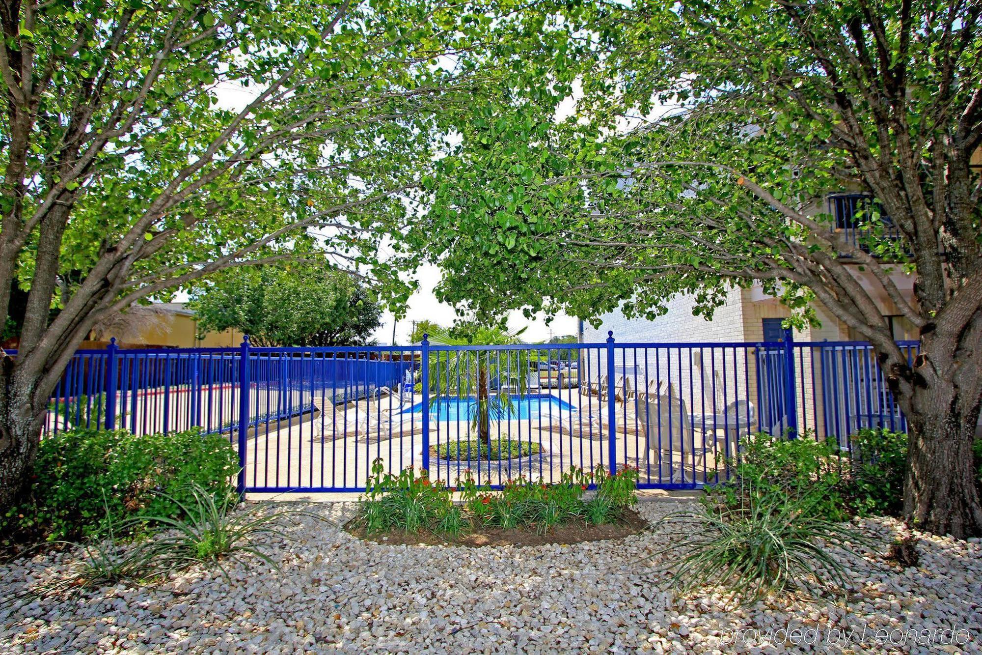 Days Inn By Wyndham Round Rock Esterno foto